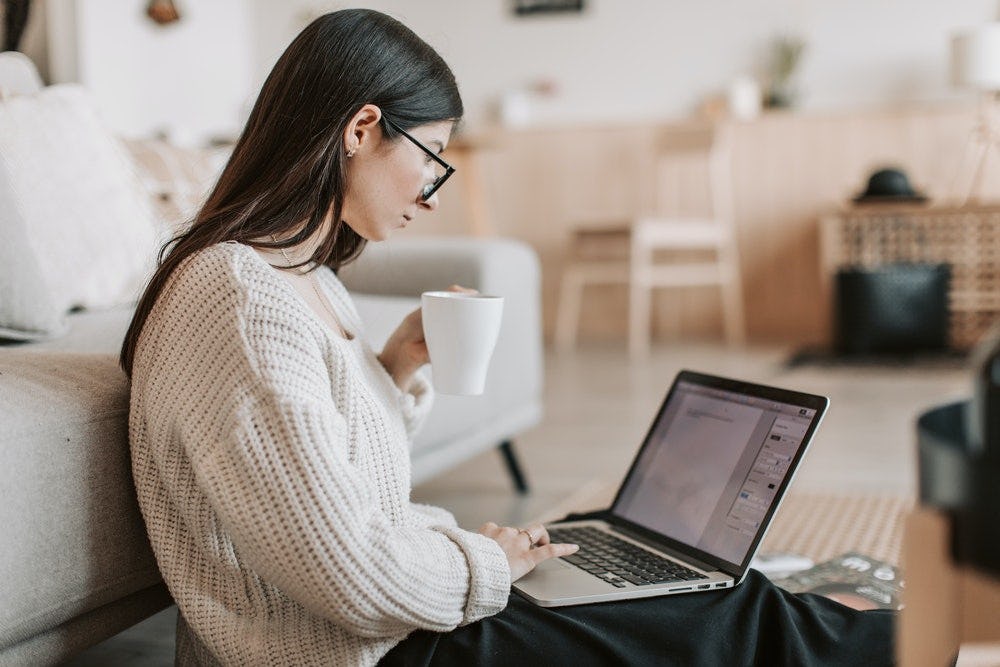 mujer leyendo mensaje secreto en una laptop