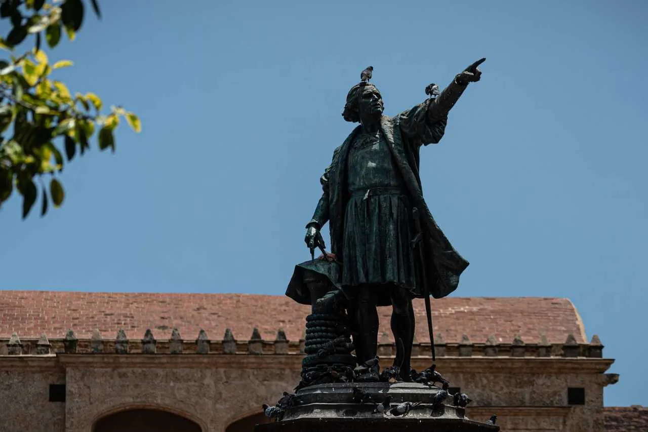 etapas de la historia estatua de Colón