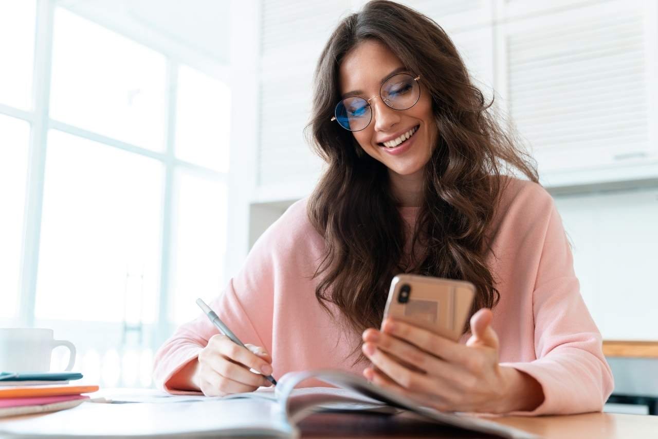 mujer elabora una carta de motivación laboral