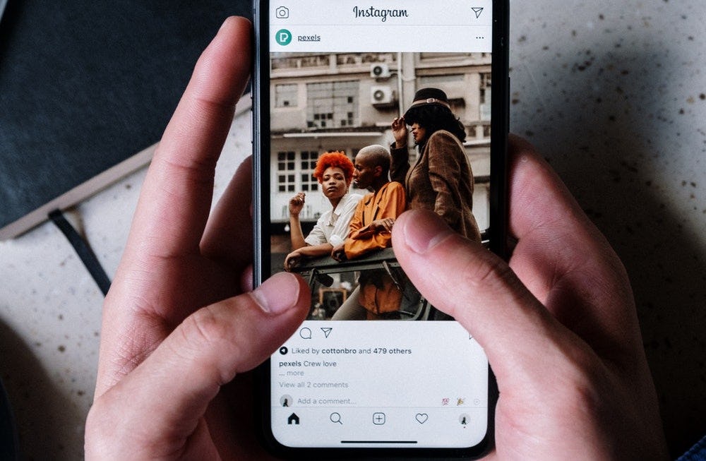 Usuarios encontrando cuentas gracias a las éxnicas SEO.