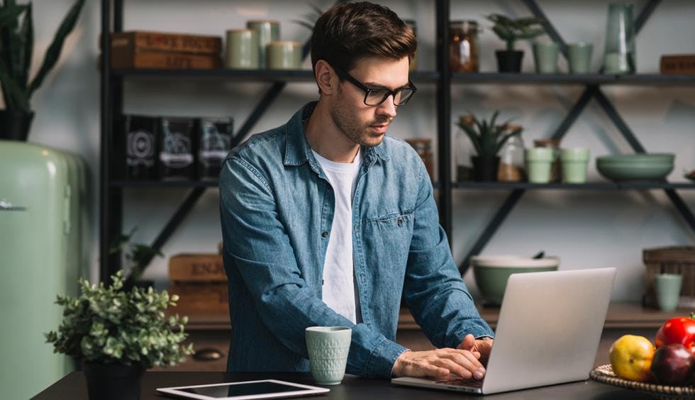 persona usando una laptop