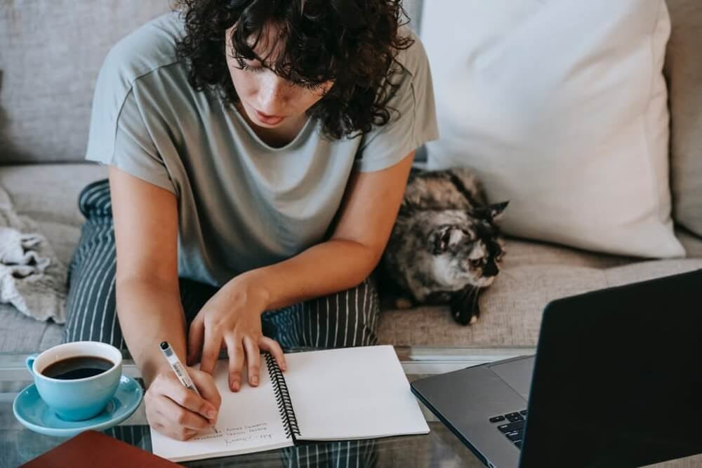 persona escribiendo