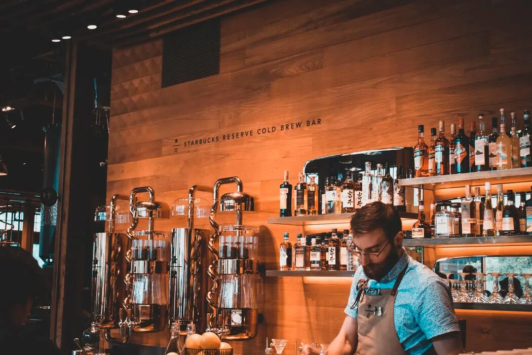 Persona en una cafeteria