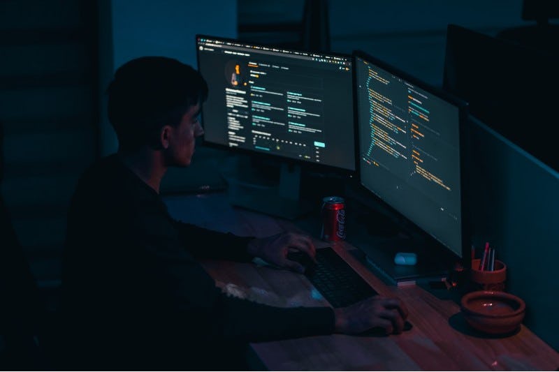 Programador desarrollando aplicaciones web