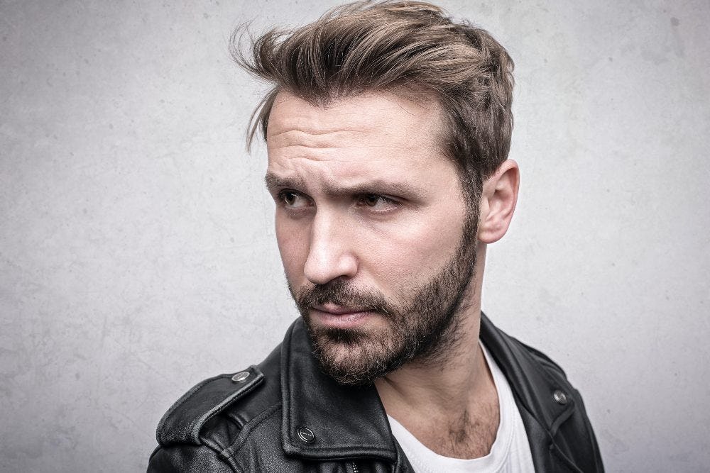corte de pelo corto para hombre con peinado tupé