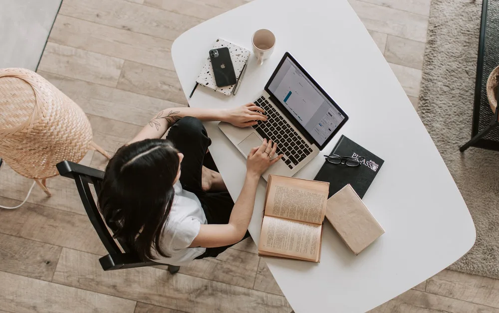 Fotografía de persona creando la campaña de publicidad para el tráfico de pago.