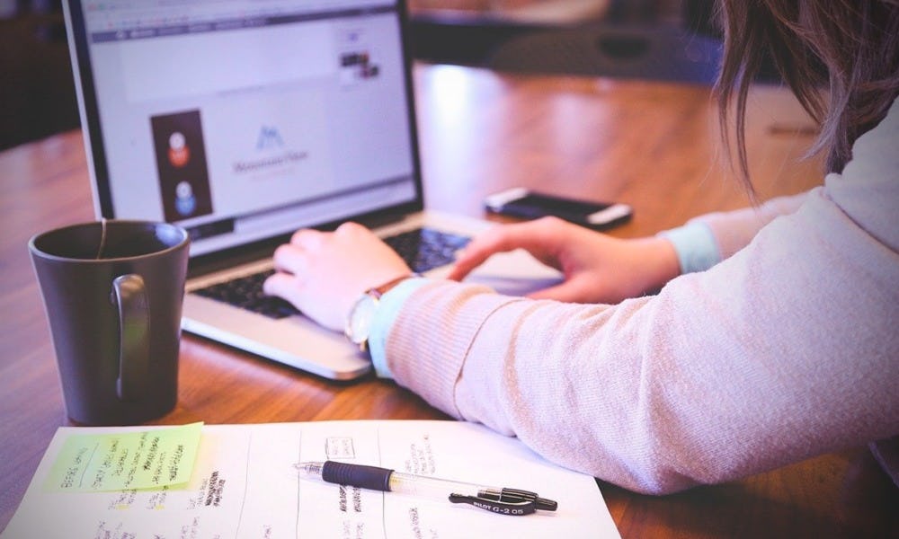 persona administrando su perfil de LinkedIn