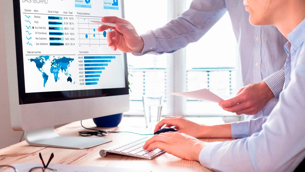 personas monitoreando métricas de red de mercadeo