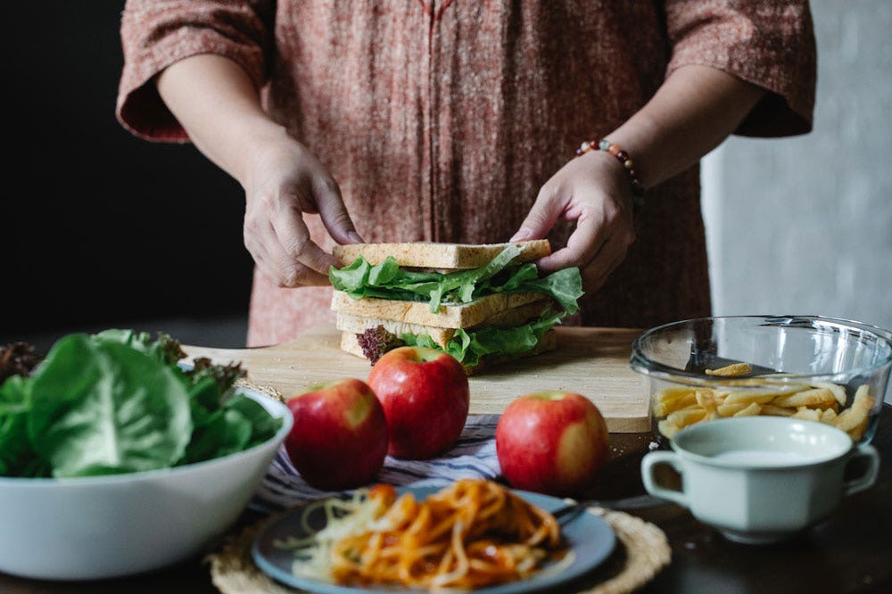 mujer preparando un sándwich