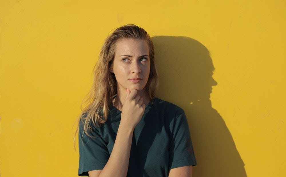 Mujer pensando sobre preguntas de pensamiento lateral