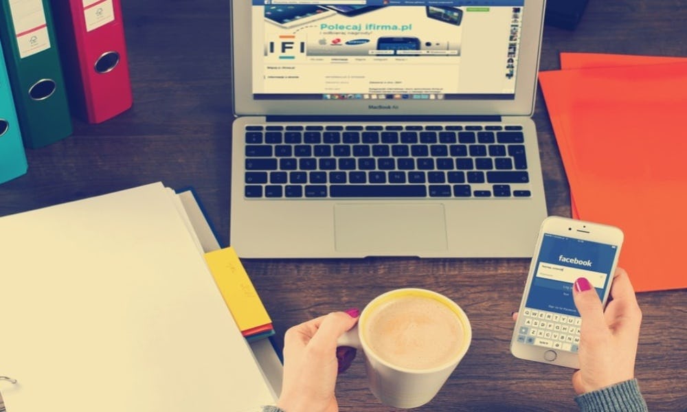 Usuario analiza la importancia de saber cómo crear una página de Facebook