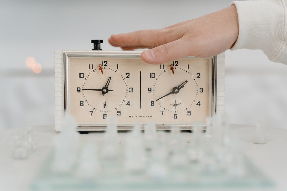 juego del ajedrez con reloj para medir el tiempo de las jugadas