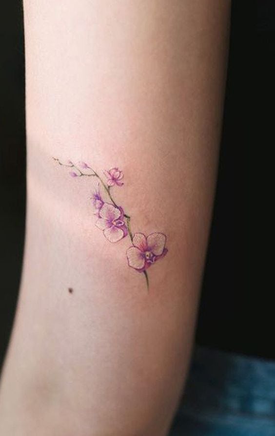 Tatuajes pequeños de flores para mujer