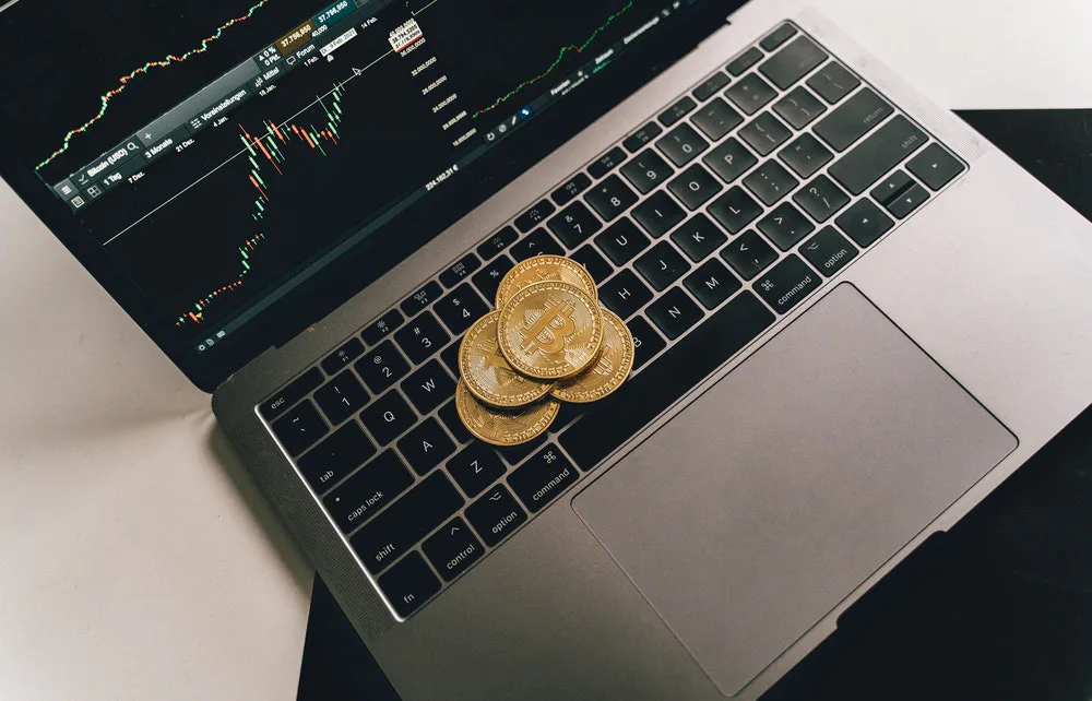 Fotografías de unas monedas bitcoin. 