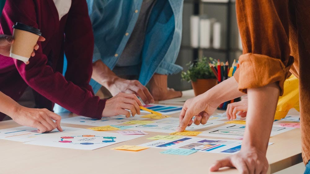 equipo elaborando un mapa de contenidos