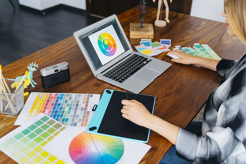 diseñadora viendo un círculo cromático