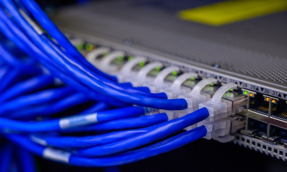 Cables que se conectan a un servidores web dinámico o estático