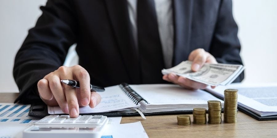 contador revisando las cuentas de una empresa