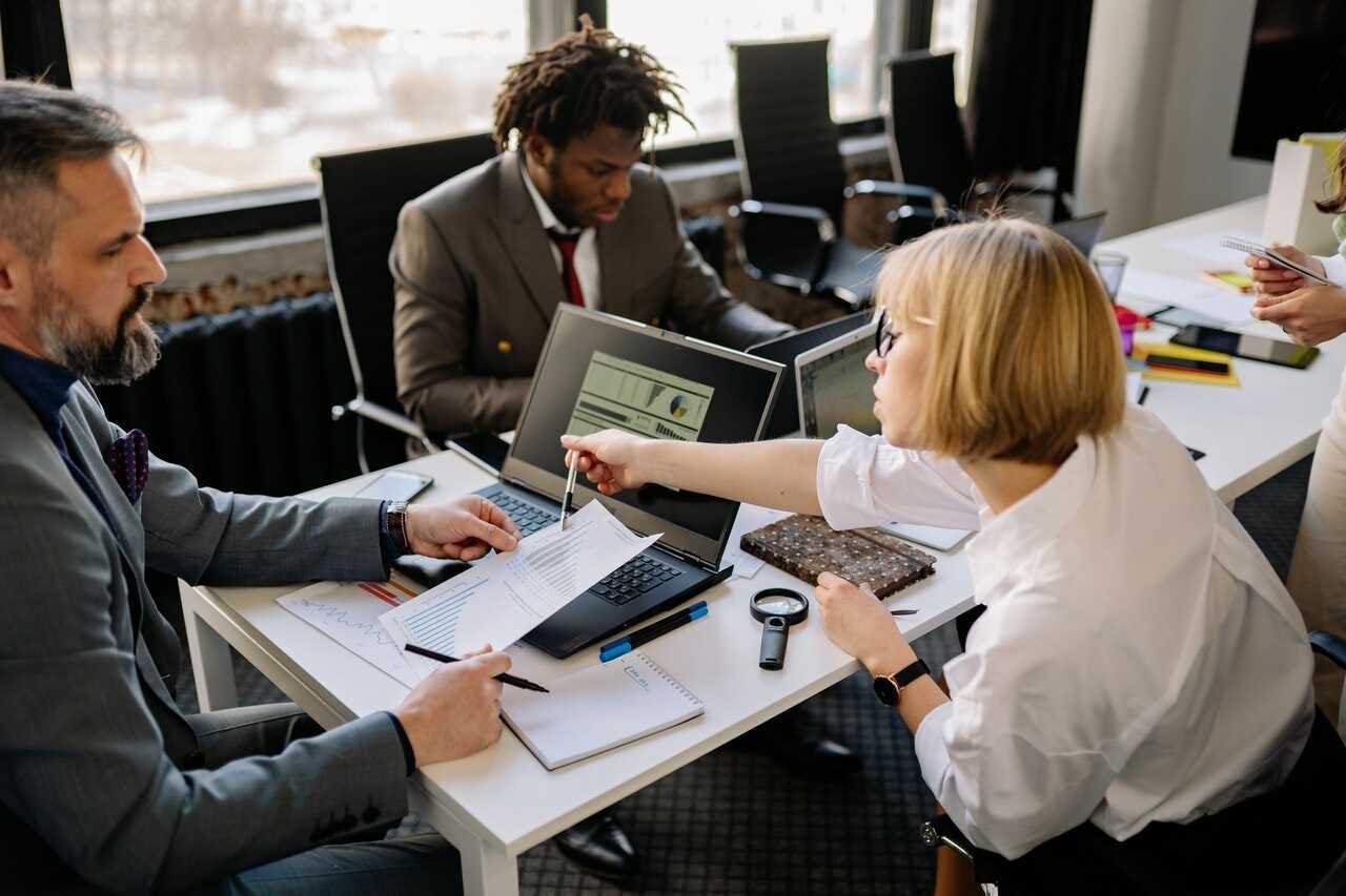 equipo de trabajo realiza operaciones básicas de matemáticas en escritorio