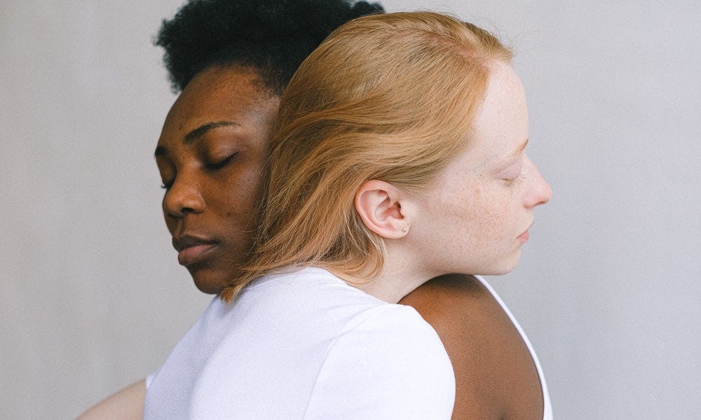 Dúo que descubre que es inteligencia emocional con los cursos de Crehana