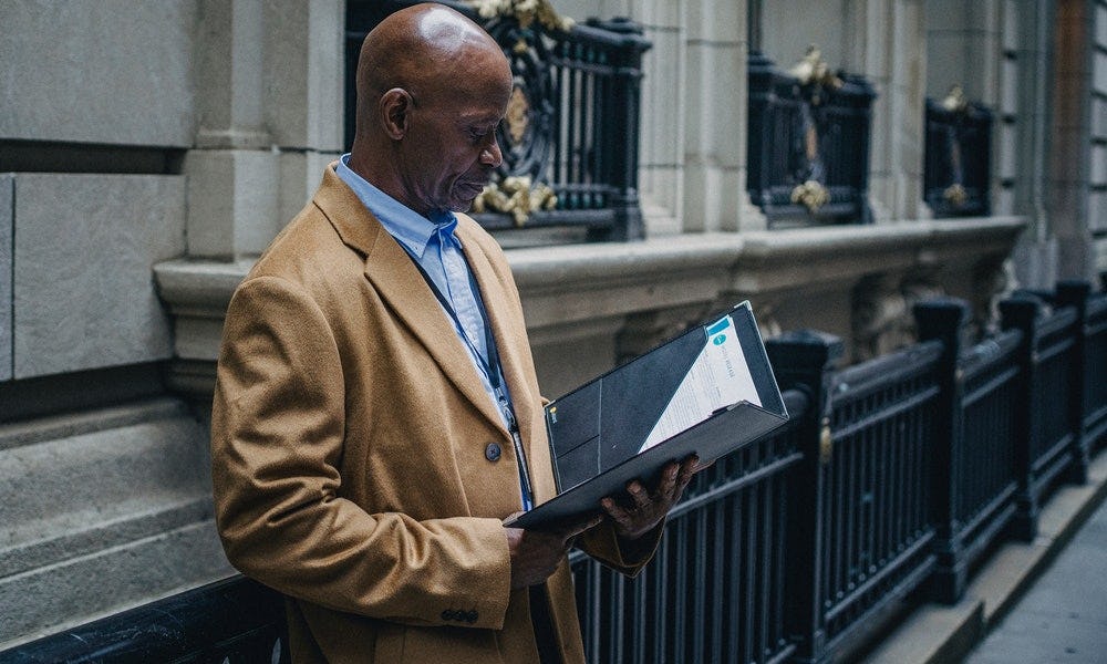 Hombre observa un ejemplo de manual de procesos