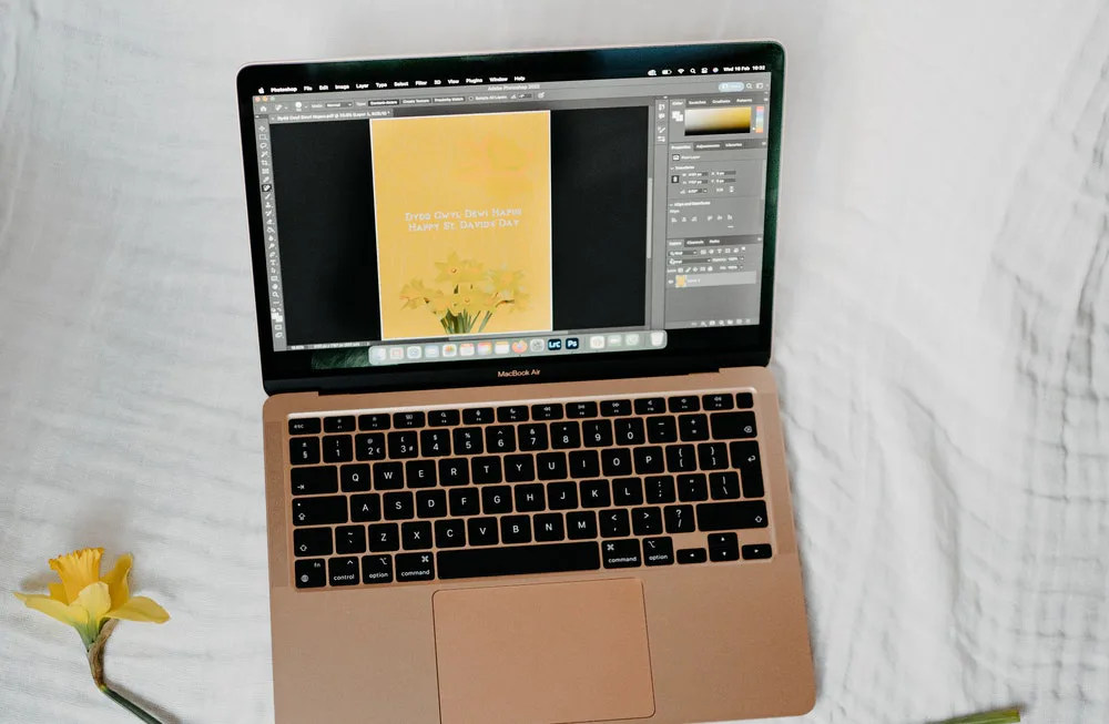Fotografía de una computadora en un programa de edición de imágenes para carrusel de Instagram.