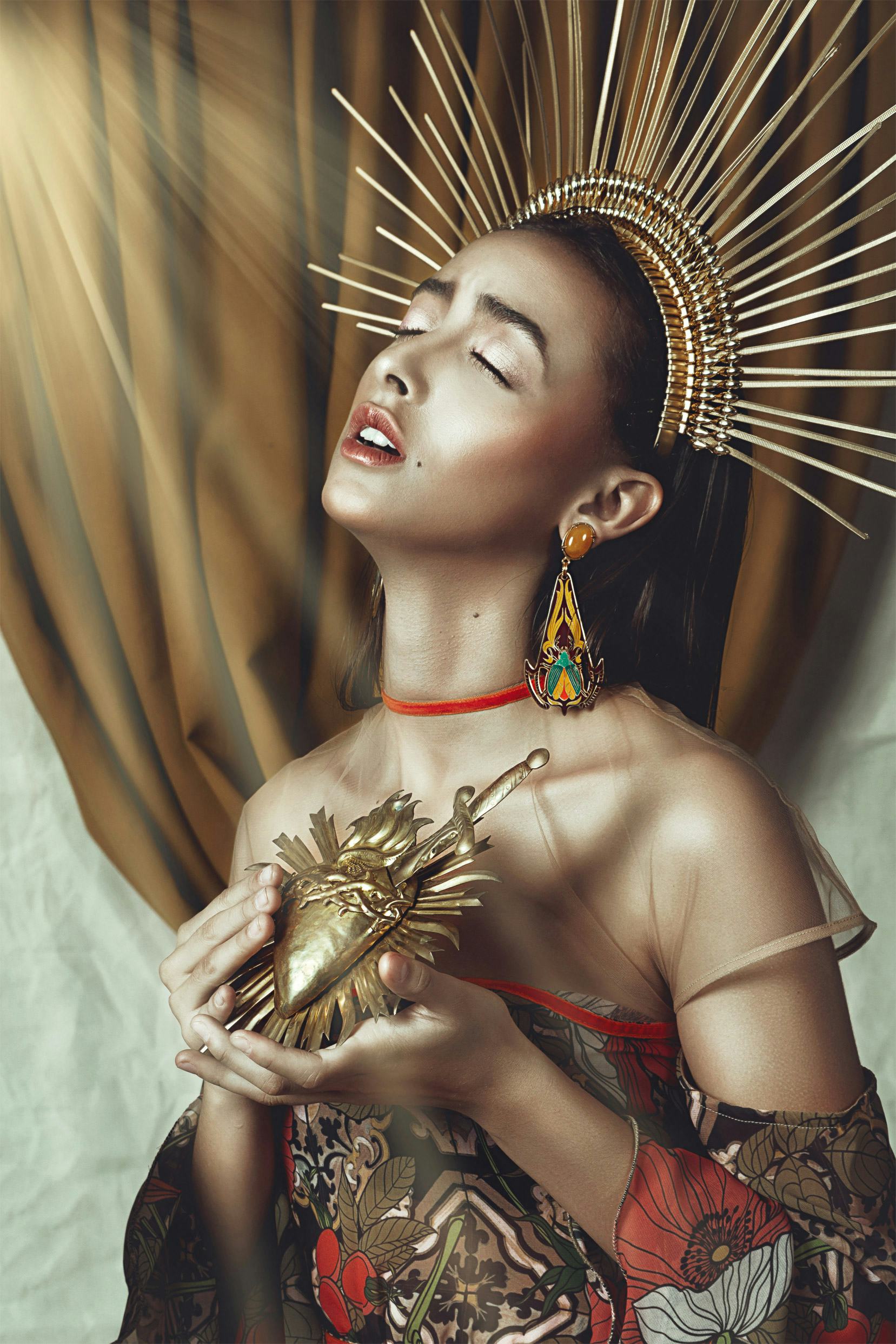 fotografía de mujer imitando a un ser religioso