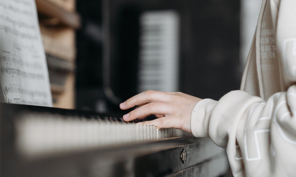 Clase de piano para principiantes con partituras 
