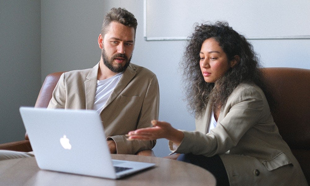 Mujer explica cuáles serán los pasos para elaborar un manual de procesos