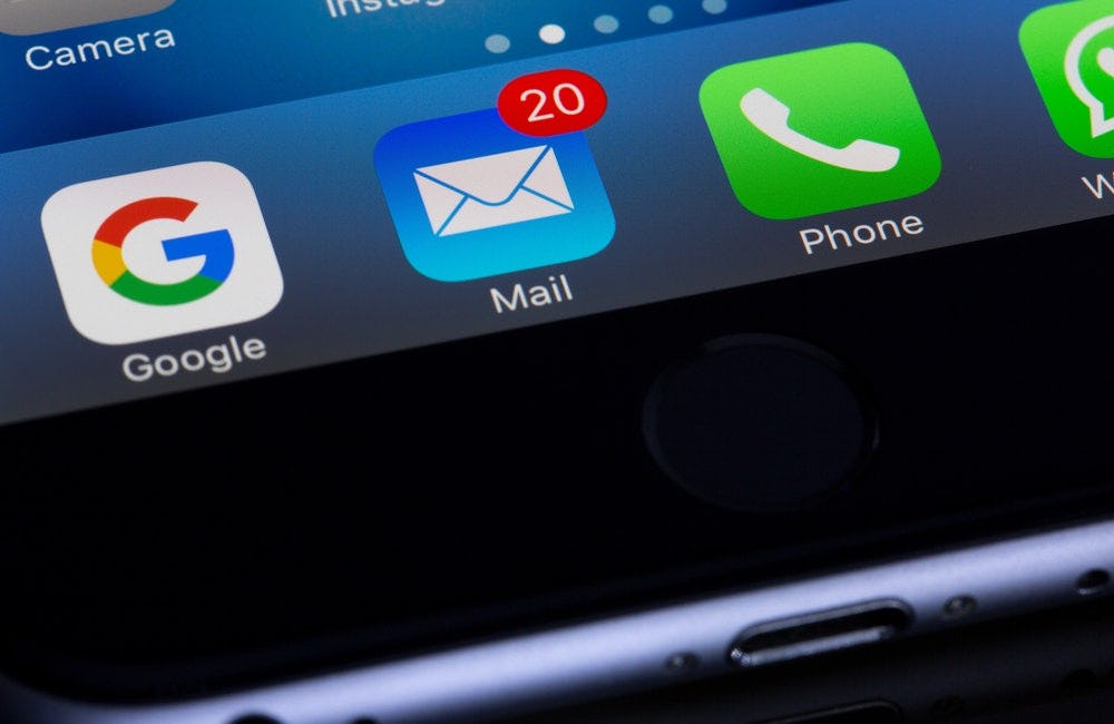 ícono de mail con notificaciones en una pantalla de smartphone