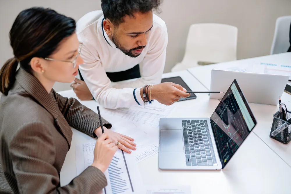 hombre explicando a mujer como usar la funcion pago en excel