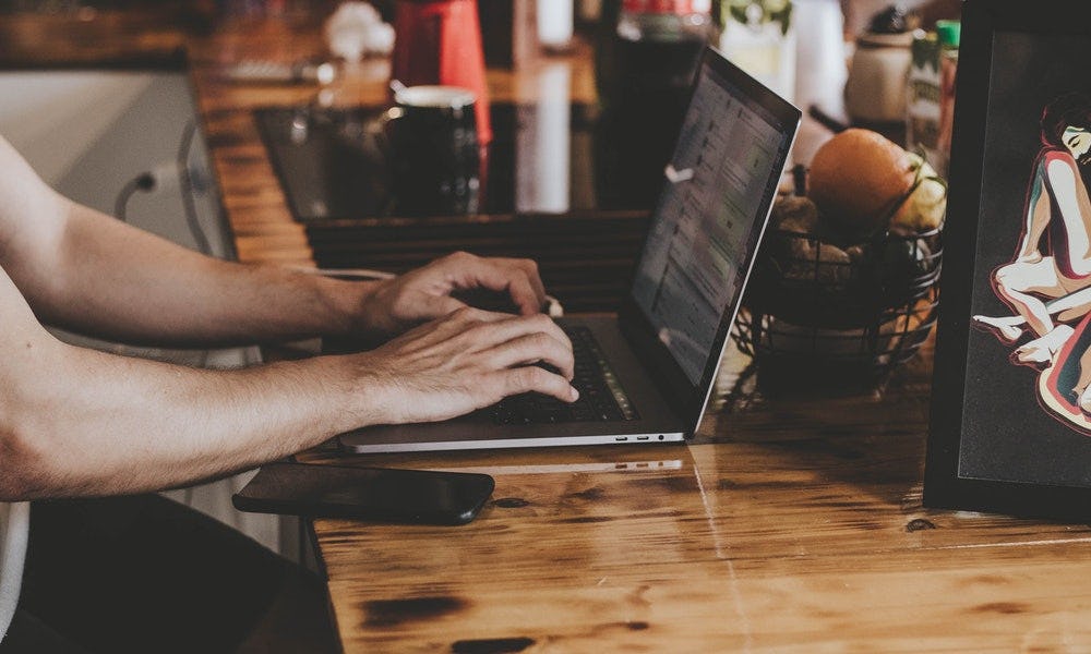 Usuario asiste a uno de los cursos de gestión del tiempo