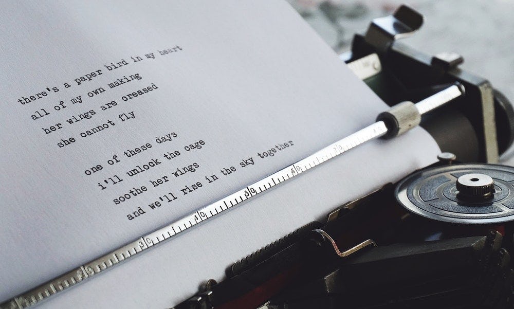 poema escrito en una maquina de escribir