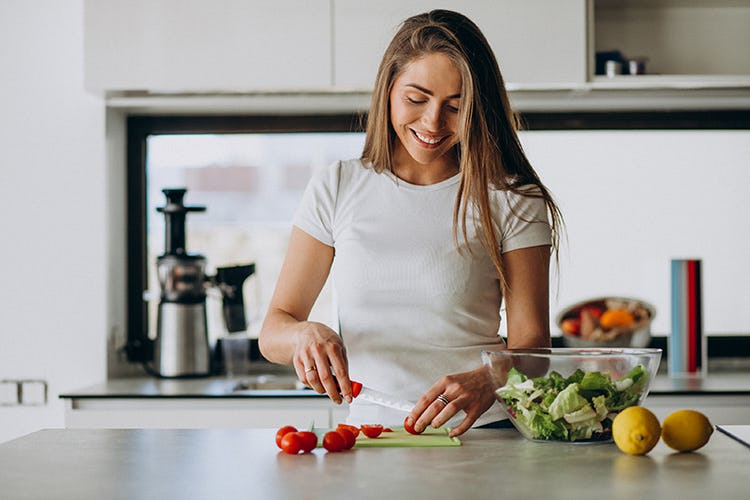 Mujer comiendo saludable