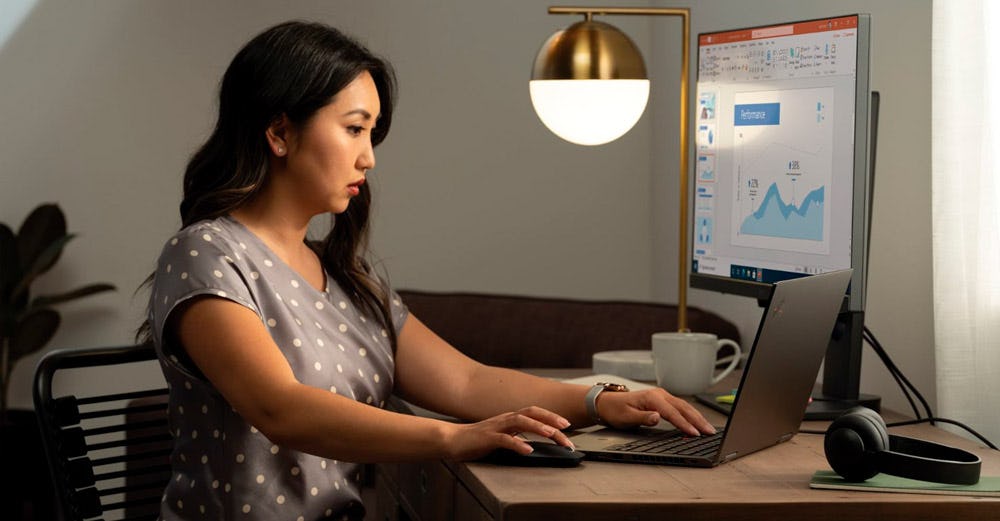 mujer instalando Microsoft Office 2021