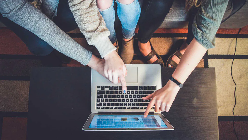 personas señalando un anuncio de marketing de permiso