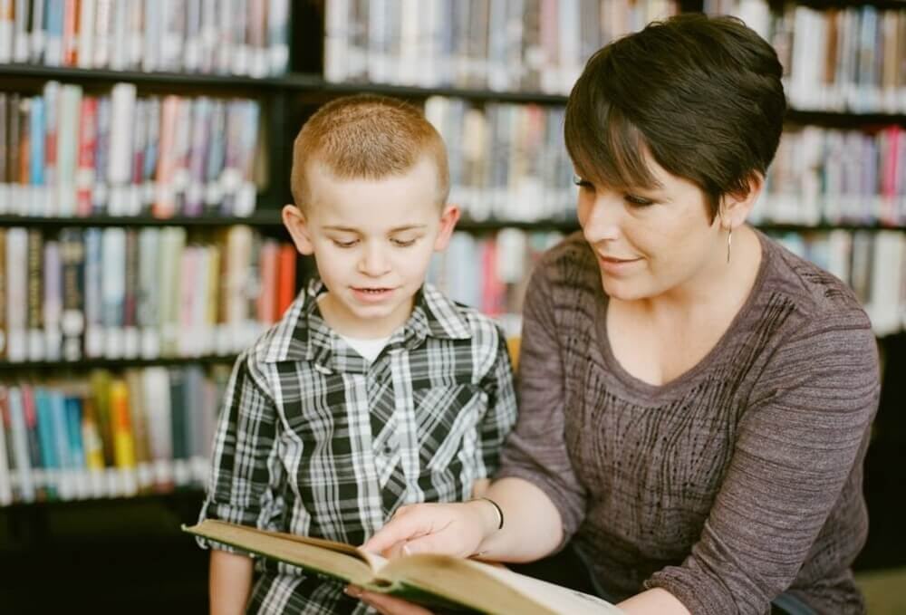 Niño y adulto leyendo