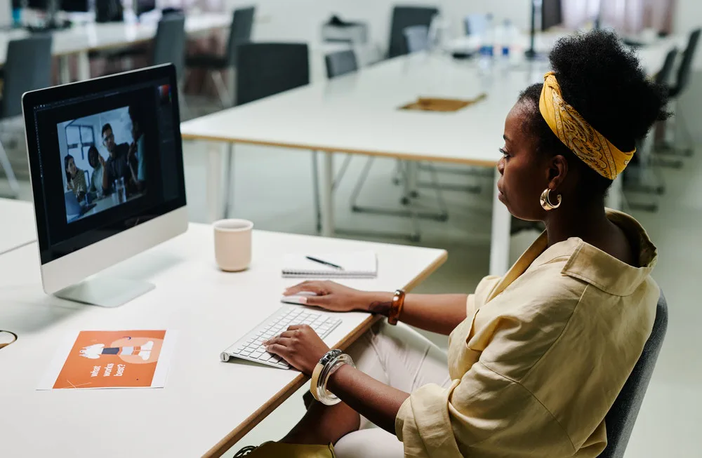 Mujer trabajando en la edición de su proyecto.