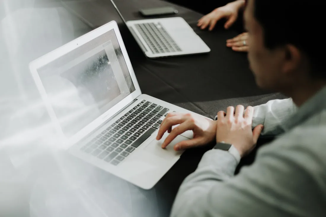 persona utilizando portatil