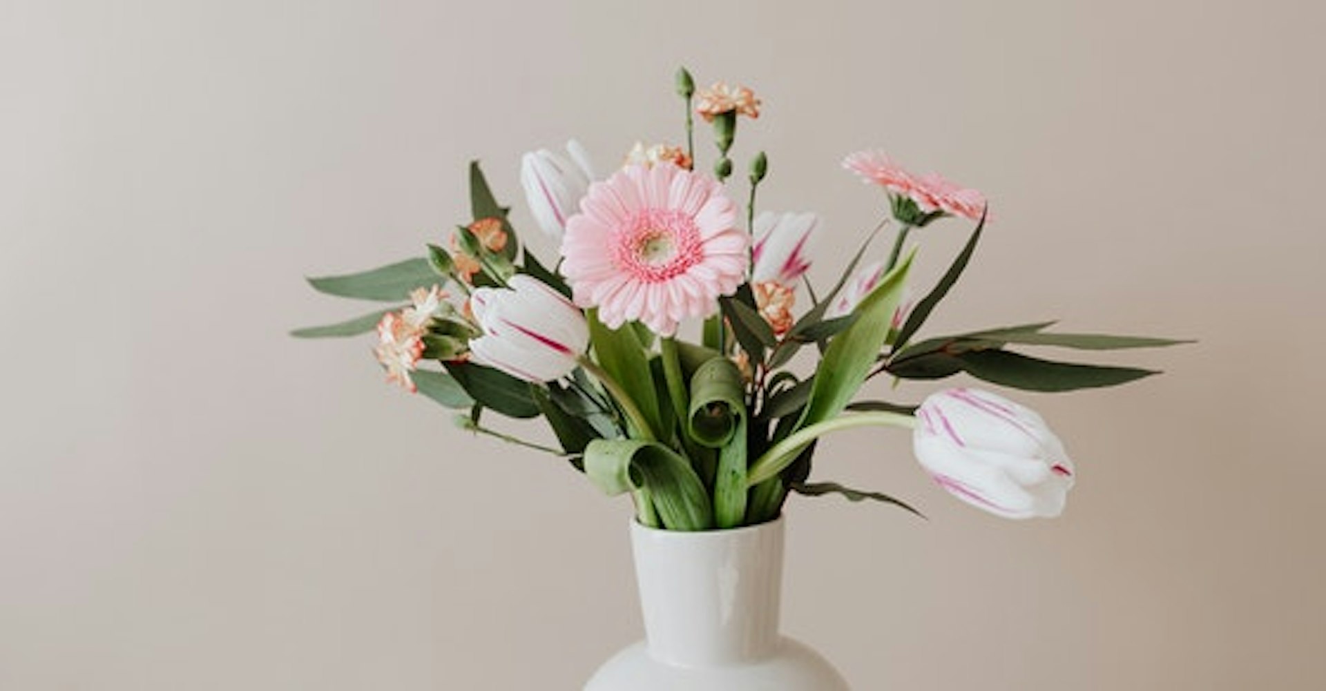 Aprende a hacer arreglos florales sencillos y ponle color a tu entorno