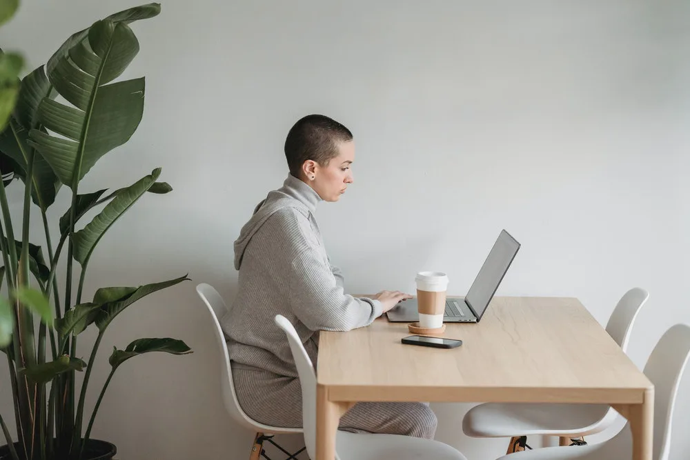 mujer trabajando en casa