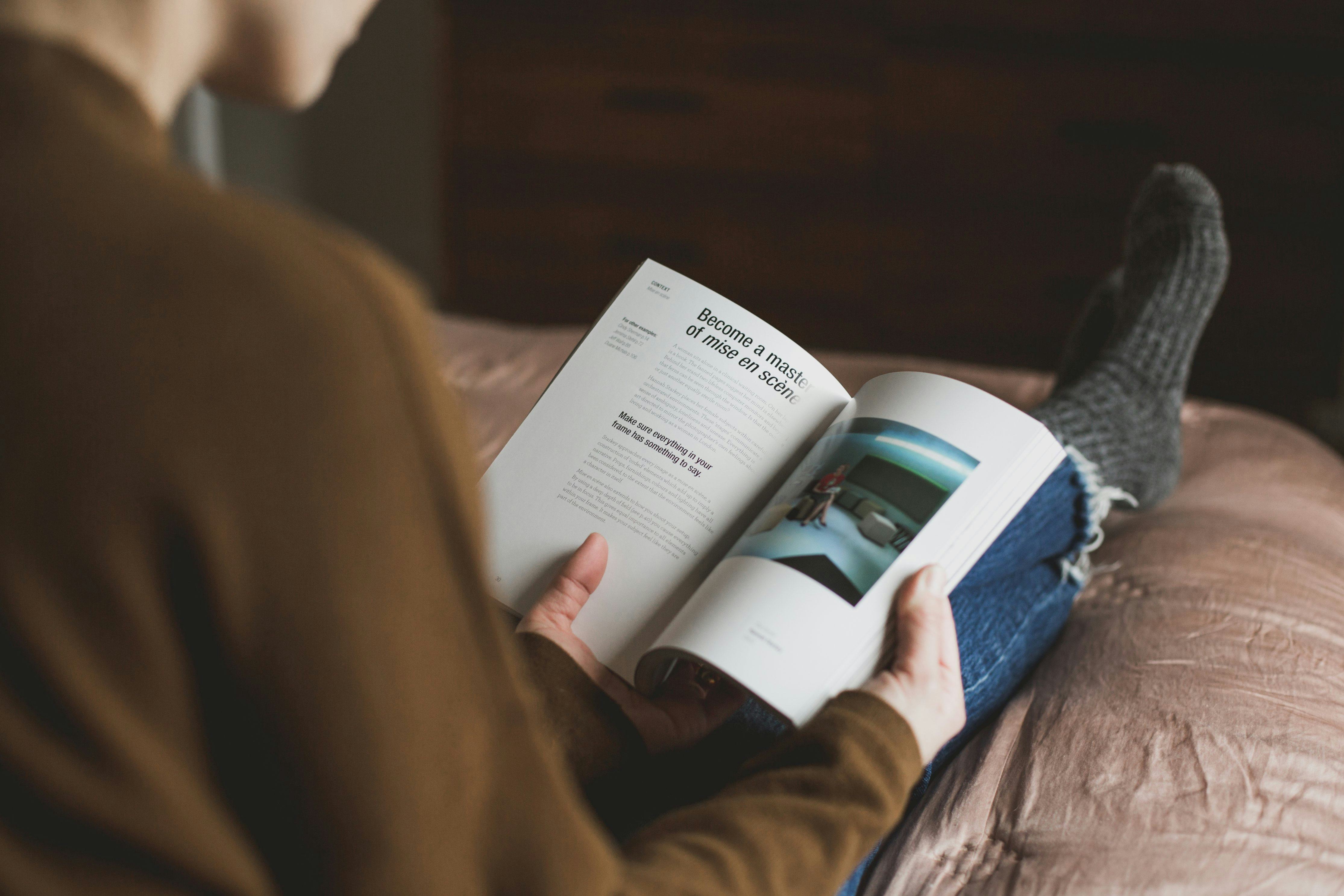 hombre leyendo confortado