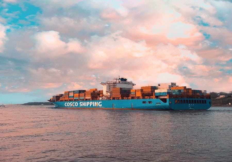 Barco carguero con contenedores