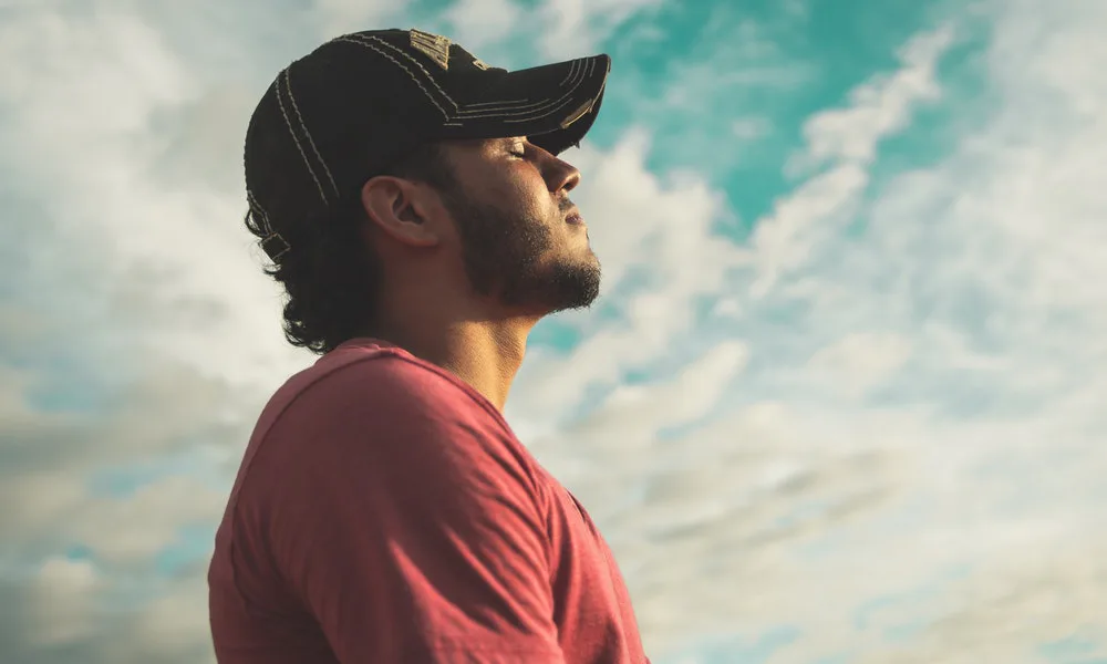 Hombre con sistema inmune fuerte gracias a las ventajas de una vida sana