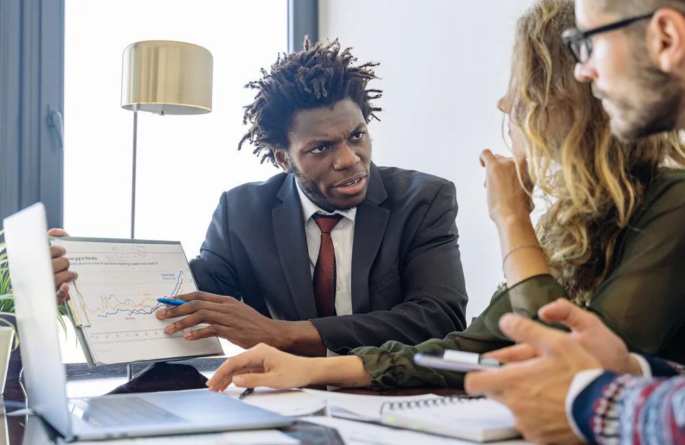 Joven evaluando los resultados de la estrategia ABM.