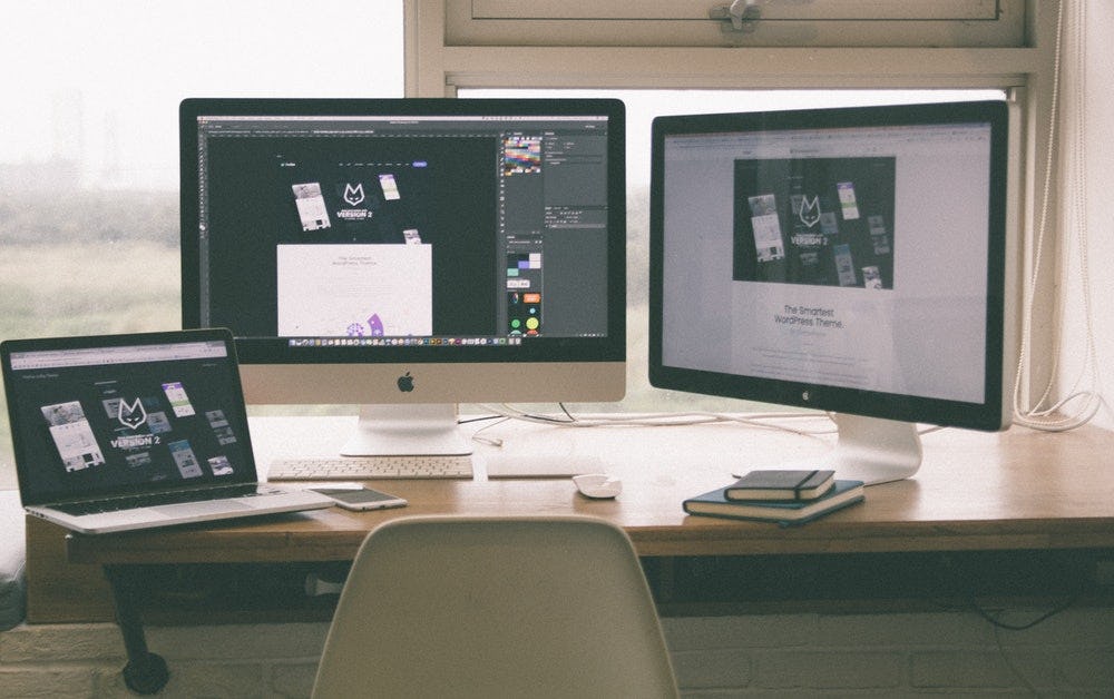 Fotografía de tres computadoras produciendo el libro interactivo.