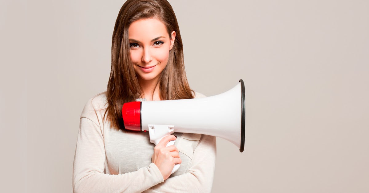 persona sosteniendo un megáfono