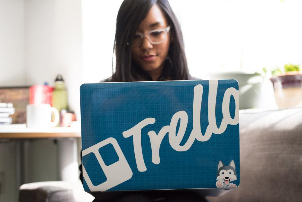 logo de Trello pegado como sticker en una laptop