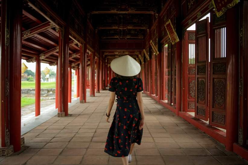 Fotografía de una mujer de espaldas en plano general