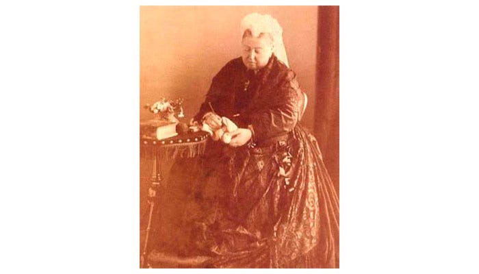 Reina Victoria tejiendo crochet
